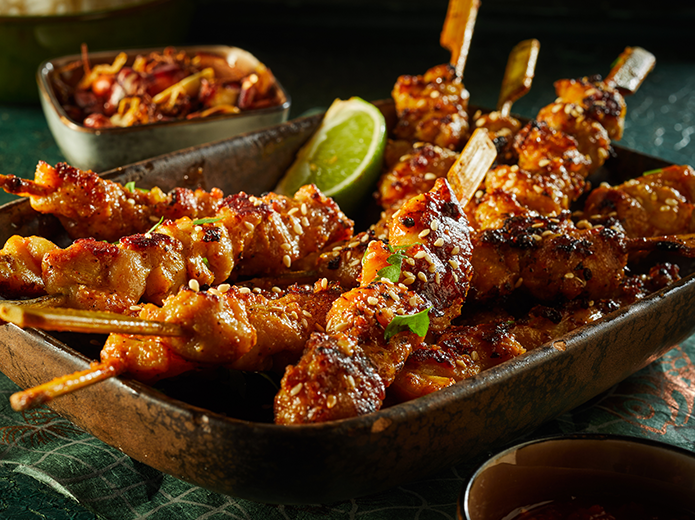 Les brochettes « satay » nappées d’une onctueuse sauce cacahuète.